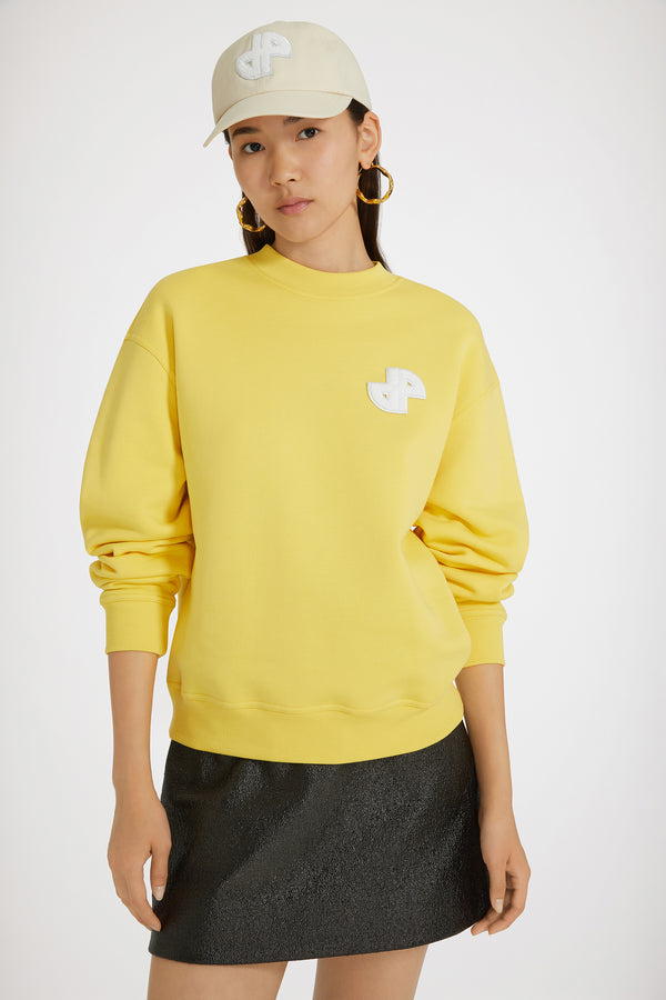 Patou - Sweatshirt JP en coton bio - Yellow - Une signature minimaliste.Sweatshirt en coton bio jaune. Coupe classique. Col rond. Col, poignets et ourlet côtelés. Patch JP en bouclette à la poitrine.