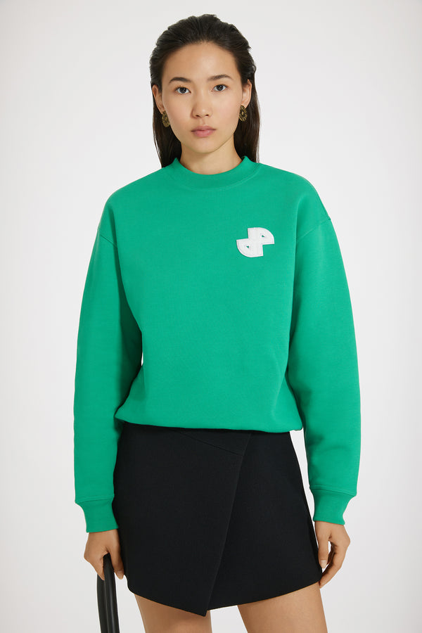 Patou - Sweatshirt JP en coton bio - Forest Green - Une signature minimaliste.Sweatshirt en coton bio vert forêt. Coupe classique. Col rond. Col, poignets et ourlet côtelés. Patch JP en bouclette à la poitrine.