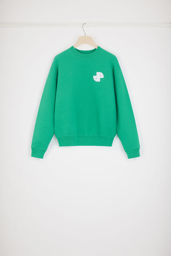 Patou - Sweatshirt JP en coton bio - Forest Green - Une signature minimaliste.Sweatshirt en coton bio vert forêt. Coupe classique. Col rond. Col, poignets et ourlet côtelés. Patch JP en bouclette à la poitrine.