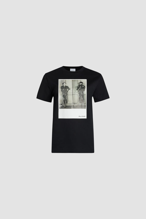 Patou - Maglietto Archivio in cotone bio - Black - Maglietta in cotone bio nero. Collo tondo, vestibilità regolare. Foto di lookbook d&#39;archivio stampate sul davanti con logo Patou in stile Art Déco.