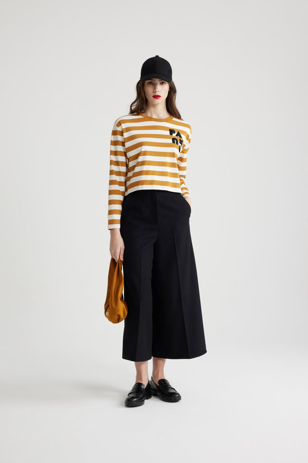 Patou - オーガニックコットン クロップド ブレトン ストライプ トップス - Beige and White - ベージュ＆ホワイトのオーガニックコットン製トップス。厚手のジャージー素材。幅広のブレトンストライプ。クロップド丈。クルーネック。長袖。胸元にアール デコ調のパトゥー。クロップドスタイル。