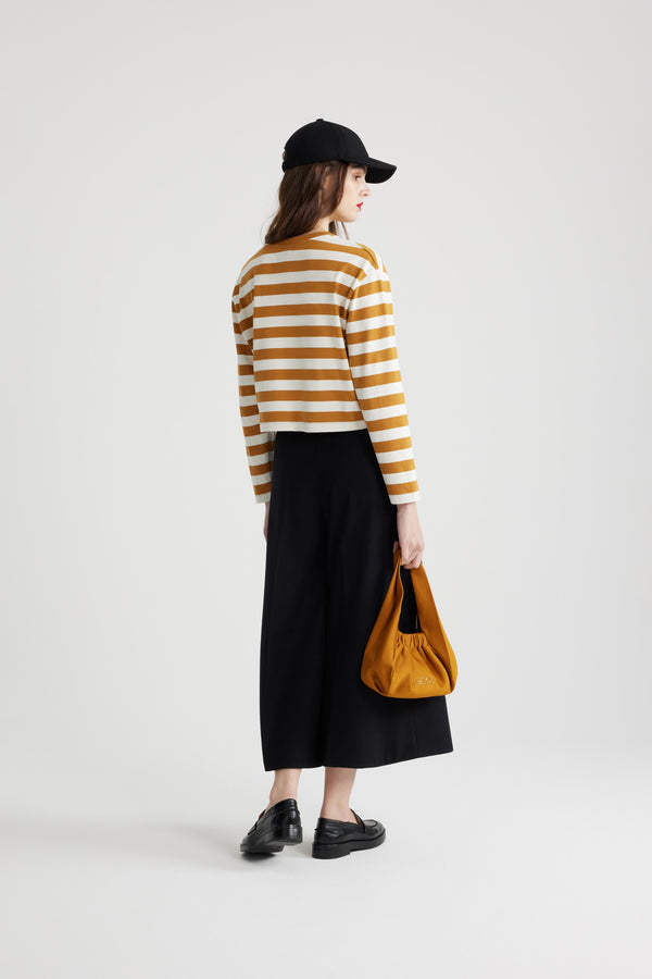 Patou - オーガニックコットン クロップド ブレトン ストライプ トップス - Beige and White - ベージュ＆ホワイトのオーガニックコットン製トップス。厚手のジャージー素材。幅広のブレトンストライプ。クロップド丈。クルーネック。長袖。胸元にアール デコ調のパトゥー。クロップドスタイル。