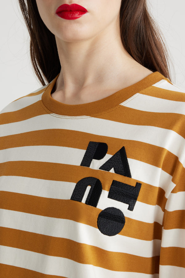 Patou - オーガニックコットン クロップド ブレトン ストライプ トップス - Beige and White - ベージュ＆ホワイトのオーガニックコットン製トップス。厚手のジャージー素材。幅広のブレトンストライプ。クロップド丈。クルーネック。長袖。胸元にアール デコ調のパトゥー。クロップドスタイル。