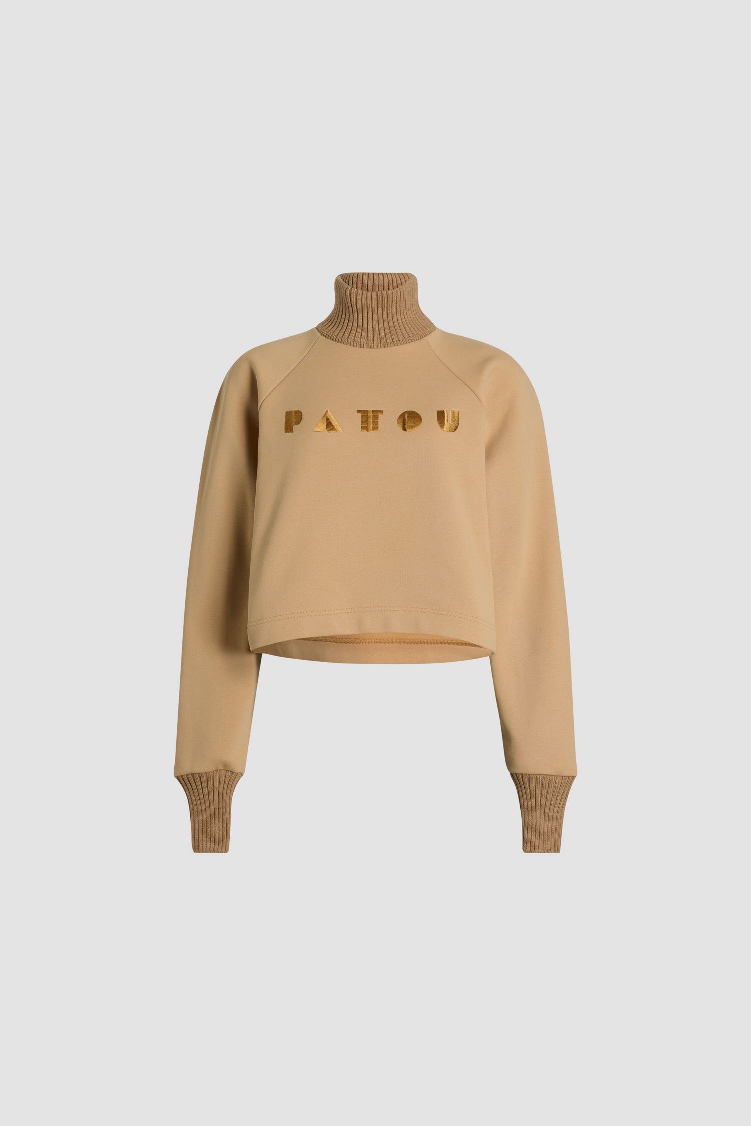 Patou - オーガニックコットン アール デコ パトゥー スウェットシャツ - Biscuit - ビスケットベージュのオーガニックコットン製スウェットシャツ。リラックスフィット。同系色のウール＆カシミヤブレンド素材を用いたリブニットの襟と袖口。タートルネック。長めのラグランスリーブ。前面にかけてアールデコ調Patou刺繍。長めのスリーブ。