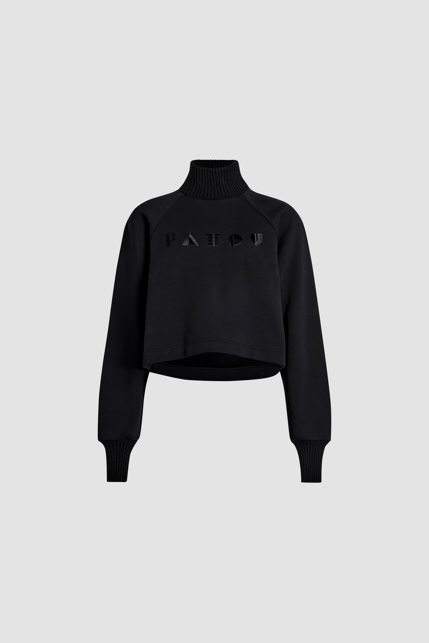 Patou - Art déco Patou Sweatshirt aus Bio-Baumwolle - Black - Sweatshirt aus Bio-Baumwolle in Schwarz. Lockere Passform. Kragen und Ärmelabschlüsse gleichfarbig gerippt. Rollkragen. Verlängerte Raglanärmel. Aufgesticktes Art déco Patou auf der Vorderseite.Bei diesem Modell sind die Ärmel extra lang.