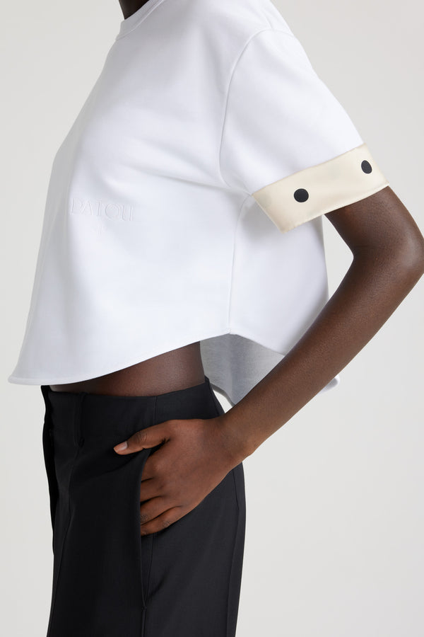 Patou - Maglietta in cotone bio con risvolti a contrasto - White - Maglietta in cotone bio bianco. Jersey spesso. Modello corto, silhouette morbida. Collo tondo. Risvolti in seta stampata. Patou e JP ricamati sul davanti.Questo modello è leggermente corto.