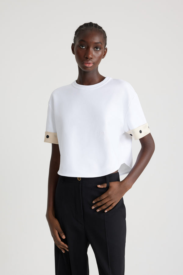 Patou - Maglietta in cotone bio con risvolti a contrasto - White - Maglietta in cotone bio bianco. Jersey spesso. Modello corto, silhouette morbida. Collo tondo. Risvolti in seta stampata. Patou e JP ricamati sul davanti.Questo modello è leggermente corto.