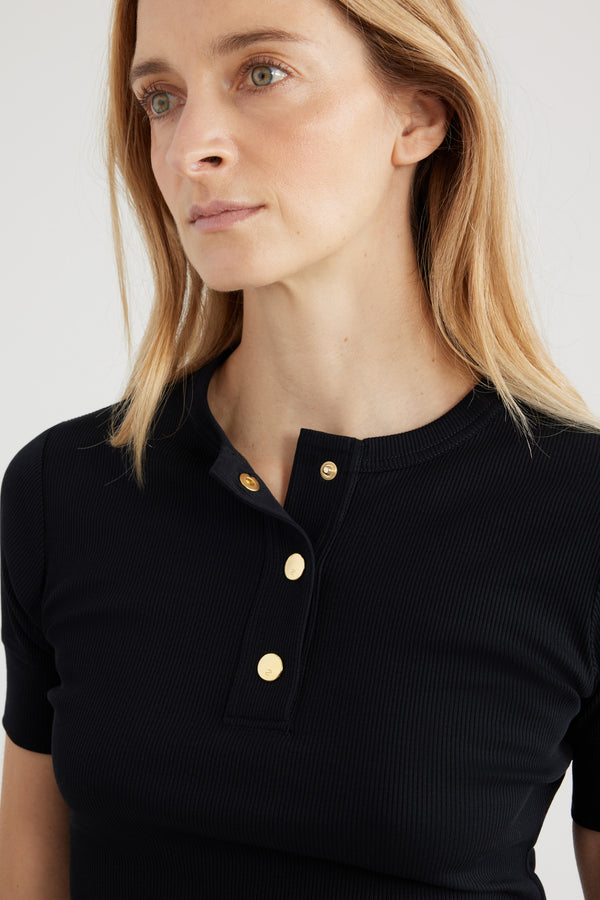 Patou - Top henley in cotone bio - Black - Top in cotone bio nero. Jersey a costine. Silhouette aderente. Collo tondo with bottoni a pressione incisi JP. Questo modello è aderente.