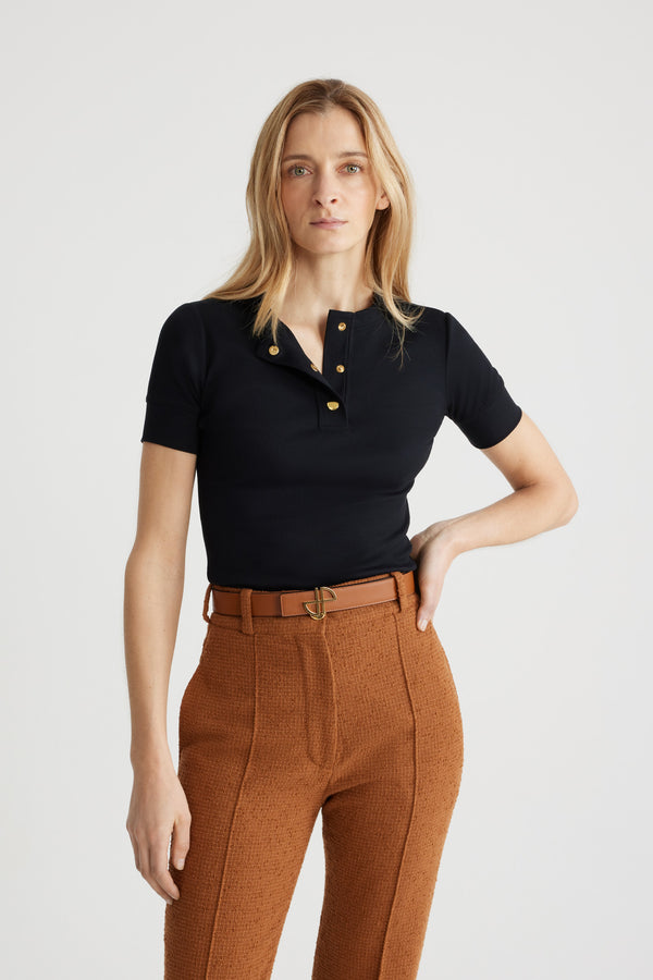 Patou - Top henley in cotone bio - Black - Top in cotone bio nero. Jersey a costine. Silhouette aderente. Collo tondo with bottoni a pressione incisi JP. Questo modello è aderente.