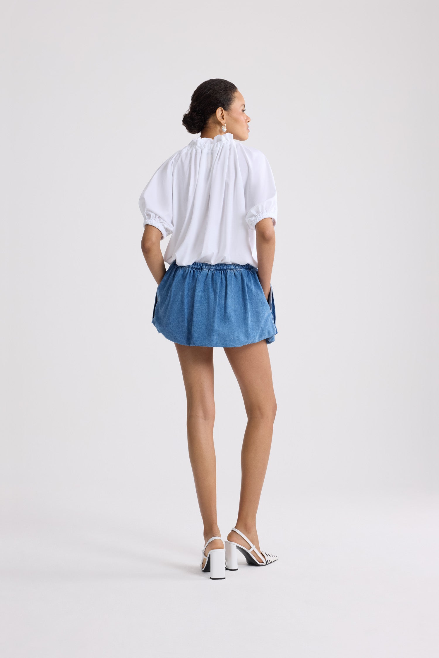 Patou - オーガニックコットン ドローストリング Tシャツ - White - ホワイトのオーガニックコットン製Tシャツ。前面にフラウンス、グログランタイをあしらった、ドローストリング付きの襟。首元で結ぶかオフショルダースタイルで着用可能。袖口に伸縮性があるバルーンスリーブ。