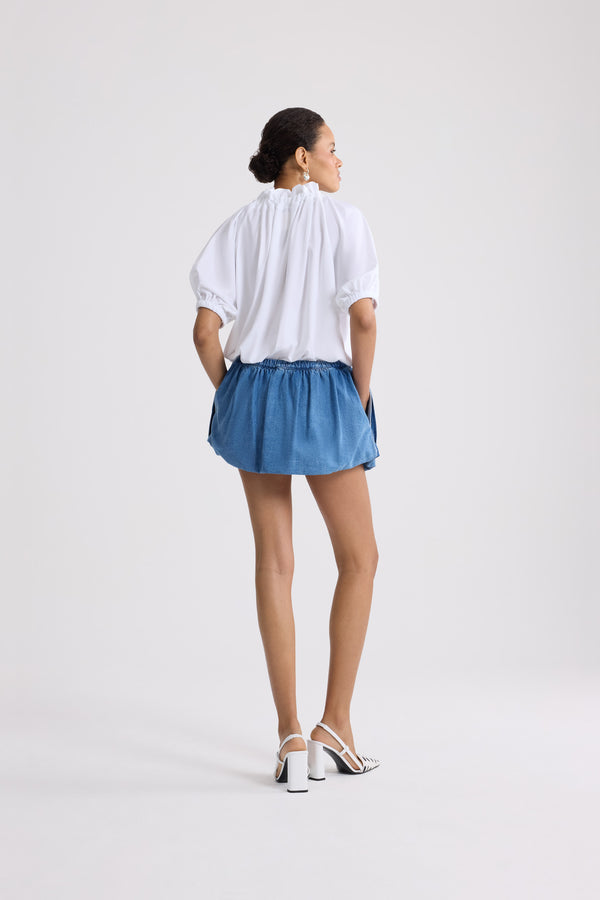 Patou - オーガニックコットン ドローストリング Tシャツ - White - ホワイトのオーガニックコットン製Tシャツ。前面にフラウンス、グログランタイをあしらった、ドローストリング付きの襟。首元で結ぶかオフショルダースタイルで着用可能。袖口に伸縮性があるバルーンスリーブ。