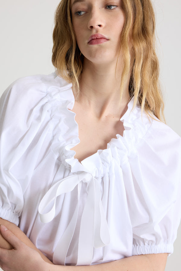 Patou - オーガニックコットン ドローストリング Tシャツ - White - ホワイトのオーガニックコットン製Tシャツ。前面にフラウンス、グログランタイをあしらった、ドローストリング付きの襟。首元で結ぶかオフショルダースタイルで着用可能。袖口に伸縮性があるバルーンスリーブ。