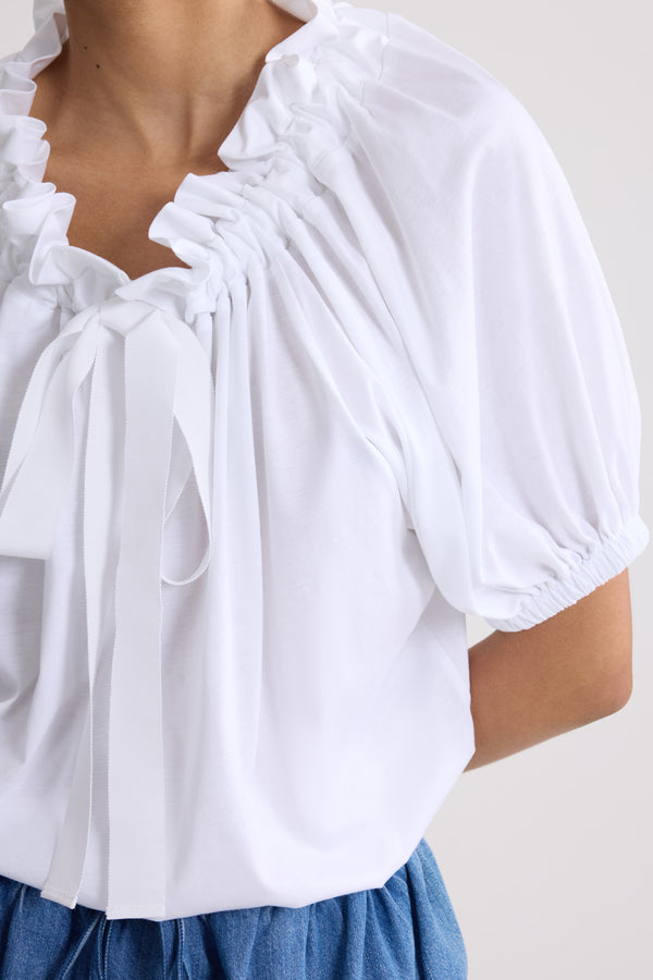 Patou - オーガニックコットン ドローストリング Tシャツ - White - ホワイトのオーガニックコットン製Tシャツ。前面にフラウンス、グログランタイをあしらった、ドローストリング付きの襟。首元で結ぶかオフショルダースタイルで着用可能。袖口に伸縮性があるバルーンスリーブ。