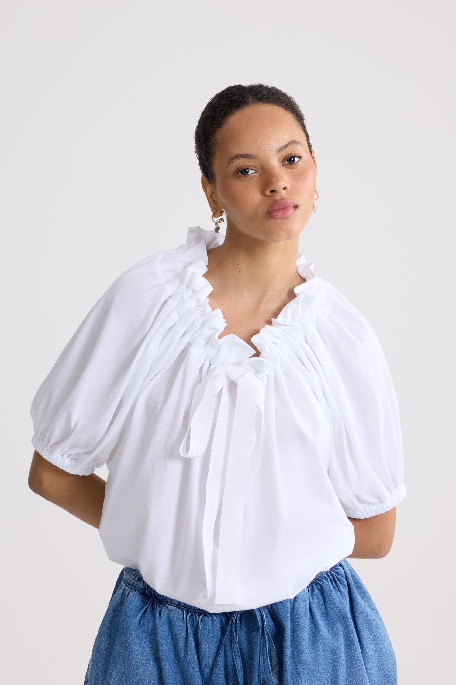 Patou - オーガニックコットン ドローストリング Tシャツ - White - ホワイトのオーガニックコットン製Tシャツ。前面にフラウンス、グログランタイをあしらった、ドローストリング付きの襟。首元で結ぶかオフショルダースタイルで着用可能。袖口に伸縮性があるバルーンスリーブ。