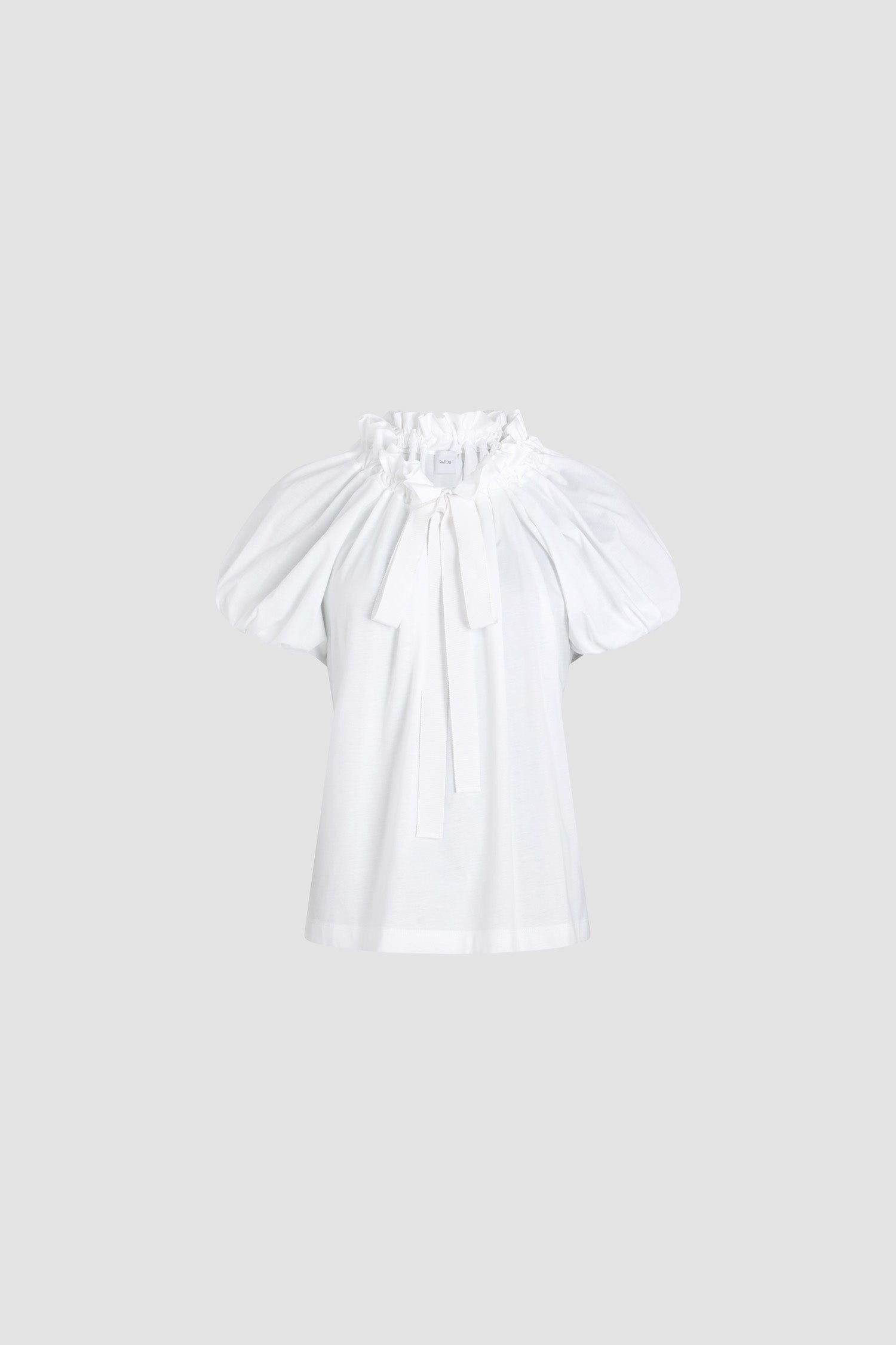 Patou - オーガニックコットン ドローストリング Tシャツ - White - ホワイトのオーガニックコットン製Tシャツ。前面にフラウンス、グログランタイをあしらった、ドローストリング付きの襟。首元で結ぶかオフショルダースタイルで着用可能。袖口に伸縮性があるバルーンスリーブ。