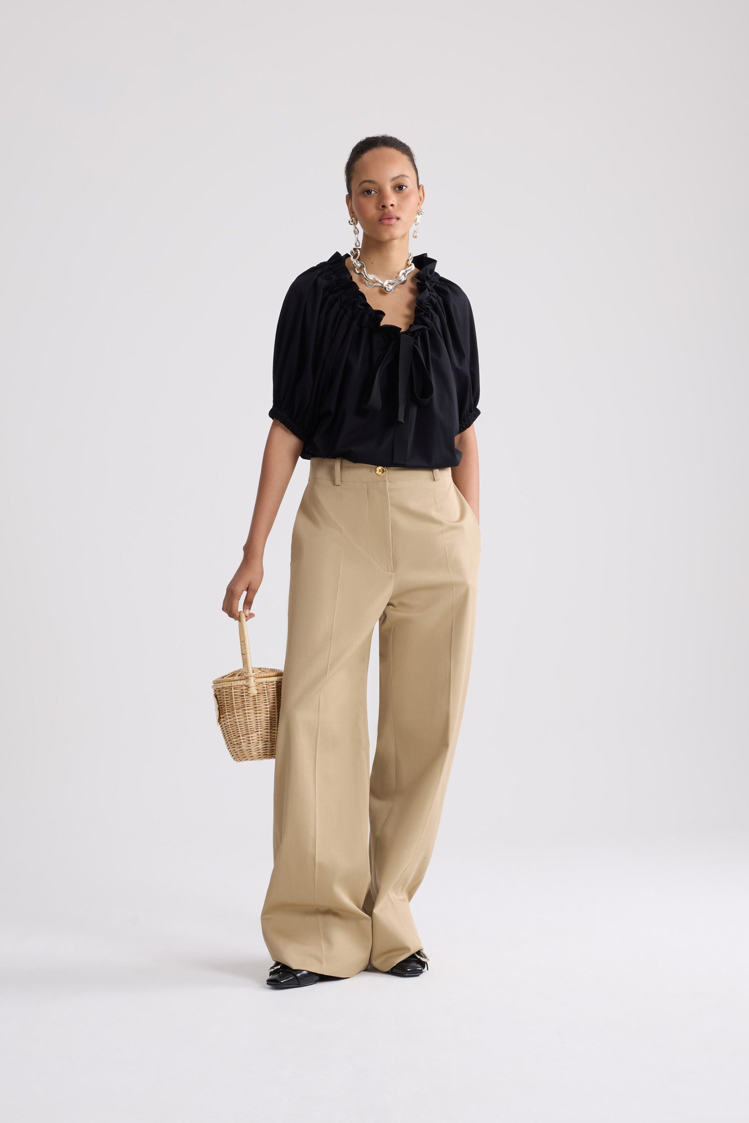 Patou - オーガニックコットン ドローストリング Tシャツ - Black - ブラックのオーガニックコットン製Tシャツ。前面にフラウンス、グログランタイをあしらった、ドローストリング付きの襟。首元で結ぶかオフショルダースタイルで着用可能。袖口に伸縮性があるバルーンスリーブ。