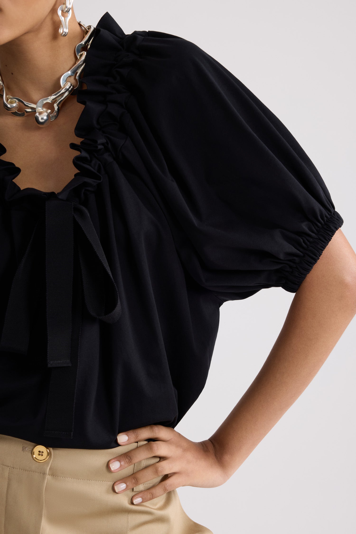 Patou - オーガニックコットン ドローストリング Tシャツ - Black - ブラックのオーガニックコットン製Tシャツ。前面にフラウンス、グログランタイをあしらった、ドローストリング付きの襟。首元で結ぶかオフショルダースタイルで着用可能。袖口に伸縮性があるバルーンスリーブ。