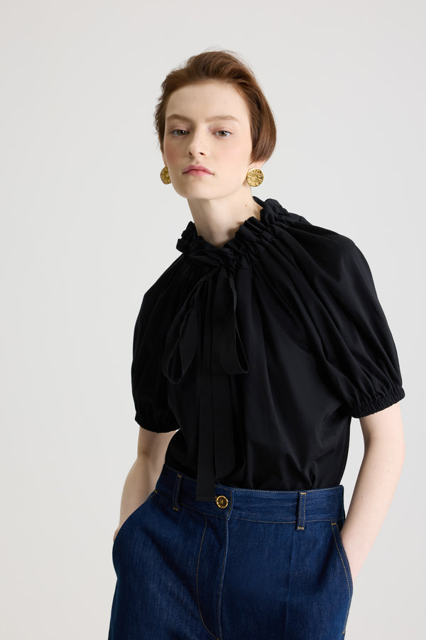 Patou - オーガニックコットン ドローストリング Tシャツ - Black - ブラックのオーガニックコットン製Tシャツ。前面にフラウンス、グログランタイをあしらった、ドローストリング付きの襟。首元で結ぶかオフショルダースタイルで着用可能。袖口に伸縮性があるバルーンスリーブ。