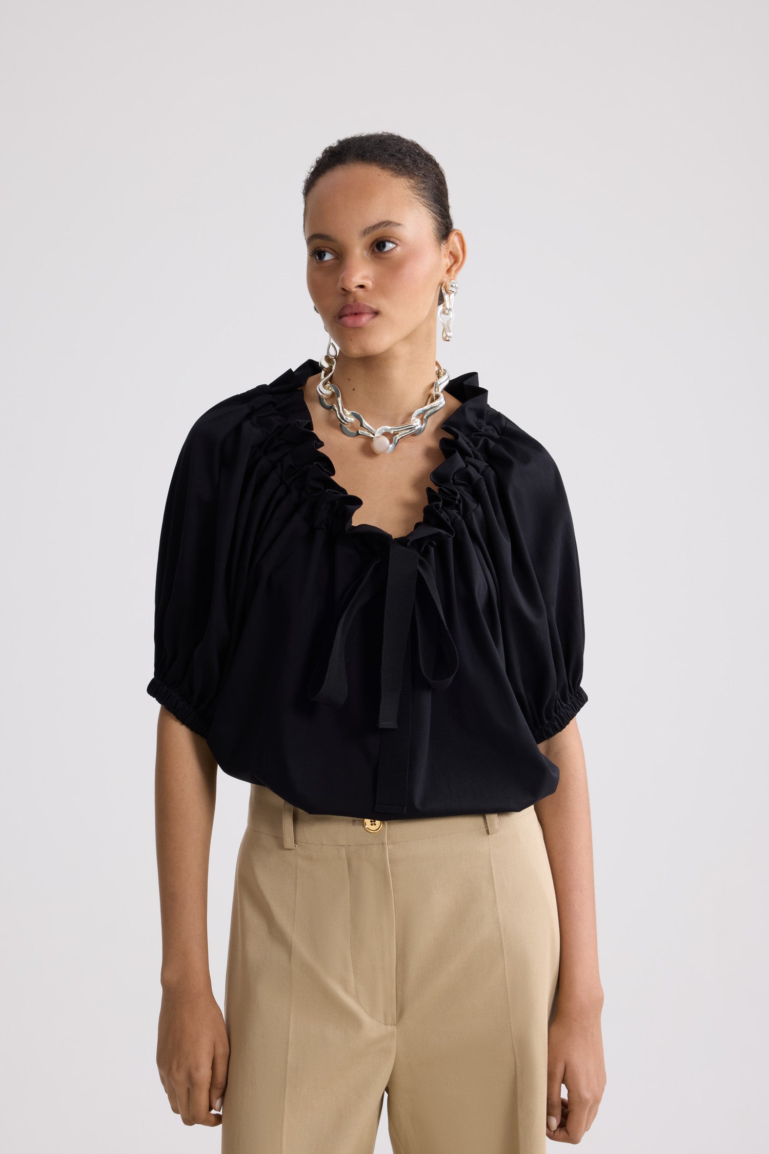 Patou - オーガニックコットン ドローストリング Tシャツ - Black - ブラックのオーガニックコットン製Tシャツ。前面にフラウンス、グログランタイをあしらった、ドローストリング付きの襟。首元で結ぶかオフショルダースタイルで着用可能。袖口に伸縮性があるバルーンスリーブ。