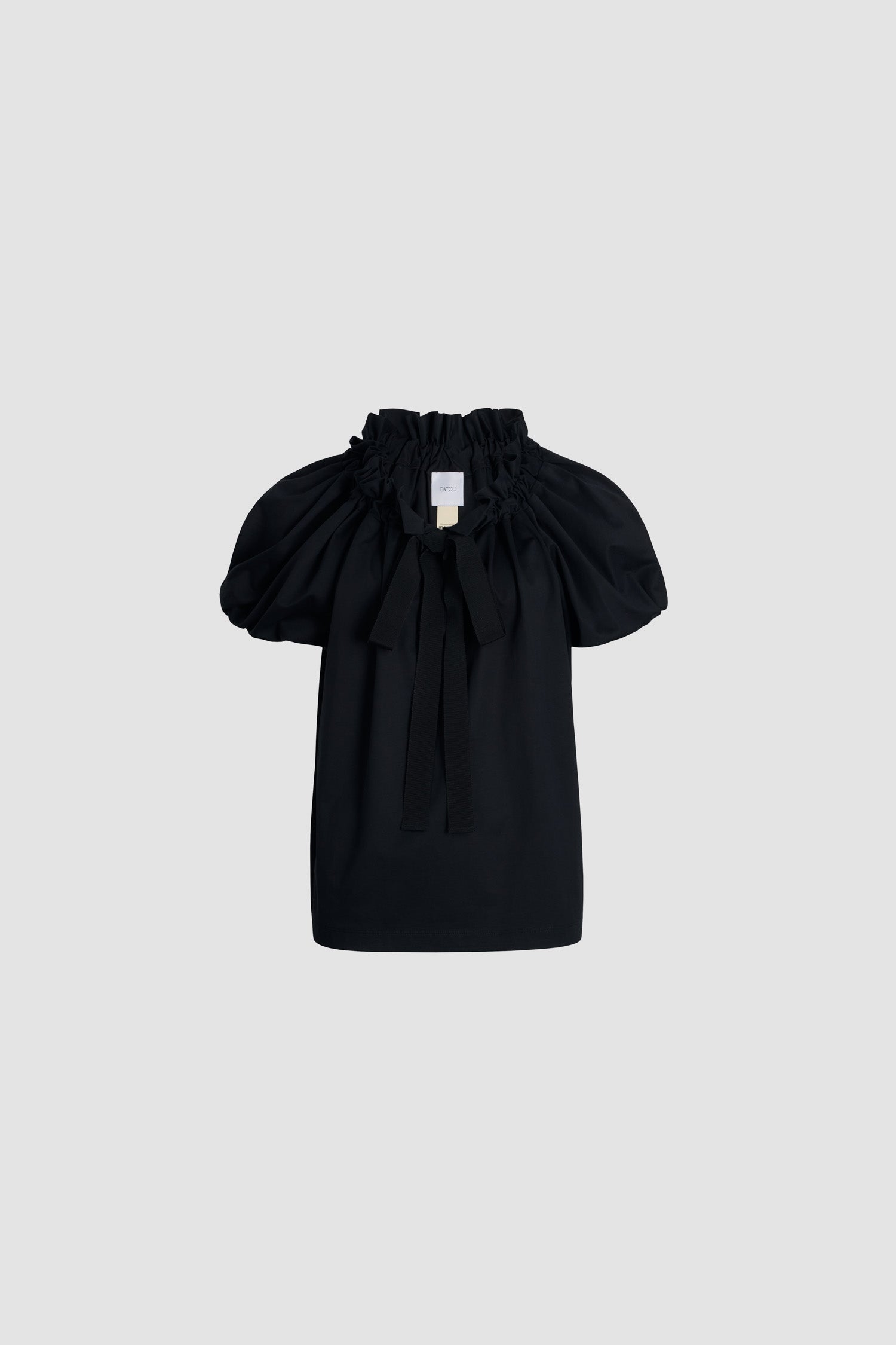 Patou - オーガニックコットン ドローストリング Tシャツ - Black - ブラックのオーガニックコットン製Tシャツ。前面にフラウンス、グログランタイをあしらった、ドローストリング付きの襟。首元で結ぶかオフショルダースタイルで着用可能。袖口に伸縮性があるバルーンスリーブ。