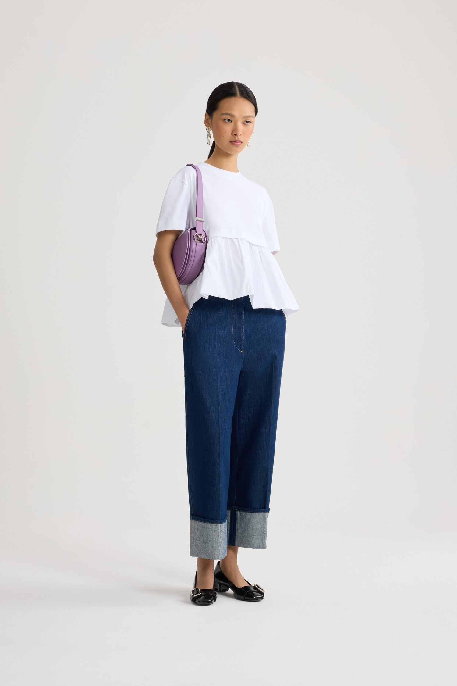 Patou - オーガニックコットン＆ファイユ フリルヘムTシャツ - White - ホワイトのオーガニックコットン製Tシャツ。厚めのジャージー素材。コントラストカラーのファイユヘムを配したミックスメディアデザイン。クルーネック。胸元にJPモノグラム刺繍。ウエストにシャーリング。