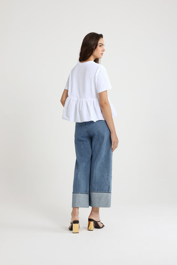 Patou - 오가닉 코튼 및 파유 소재 러플 헴 티셔츠 - White - 화이트 컬러의 오가닉 코튼 소재. 두툼한 저지. 믹스드 미디어 디자인, 대비를 자아내는 파유 헴. 크루넥 디자인. 가슴에 JP 모노그램 자수 장식. 허리의 루싱 디테일.