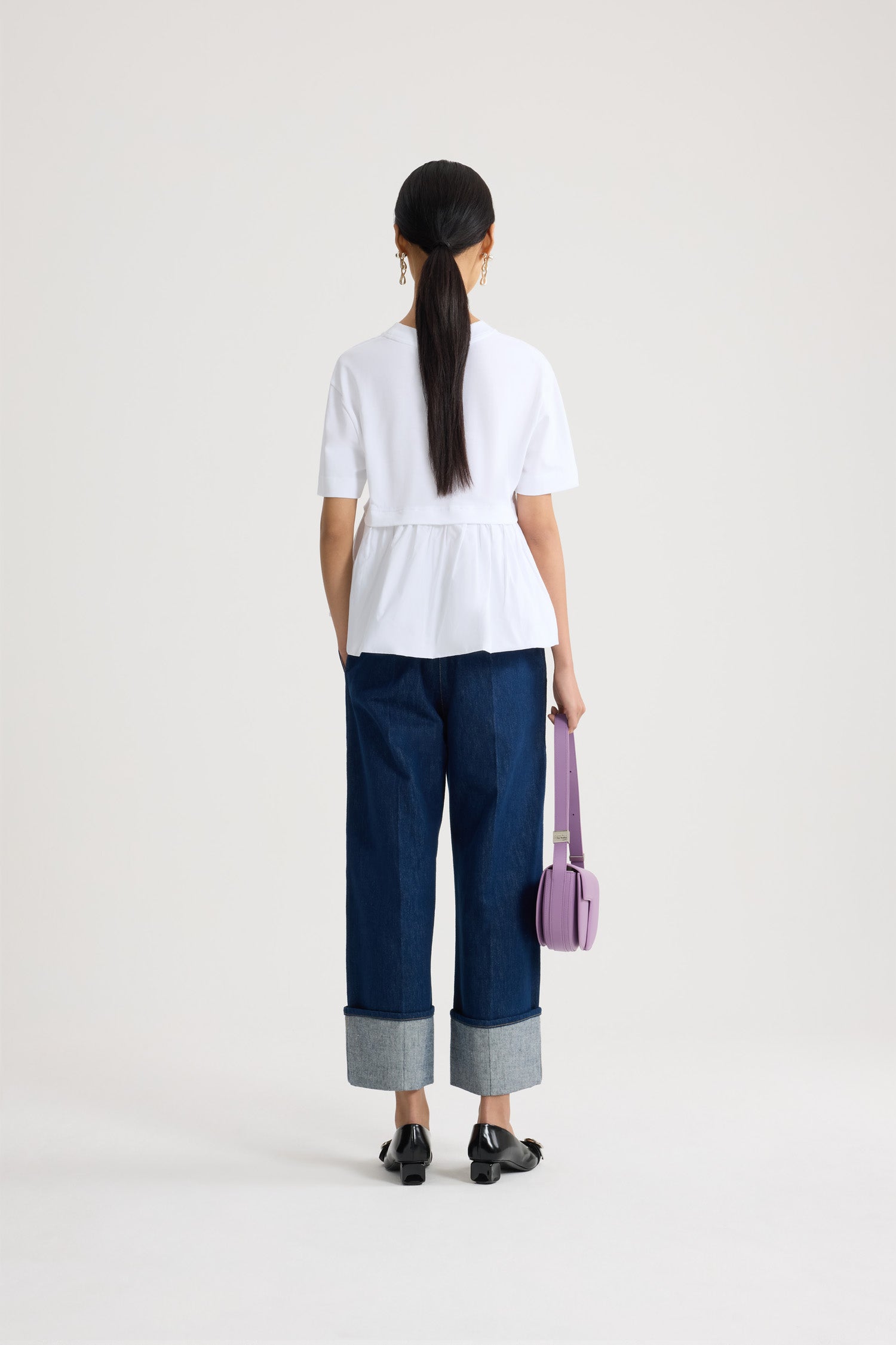 Patou - オーガニックコットン＆ファイユ フリルヘムTシャツ - White - ホワイトのオーガニックコットン製Tシャツ。厚めのジャージー素材。コントラストカラーのファイユヘムを配したミックスメディアデザイン。クルーネック。胸元にJPモノグラム刺繍。ウエストにシャーリング。