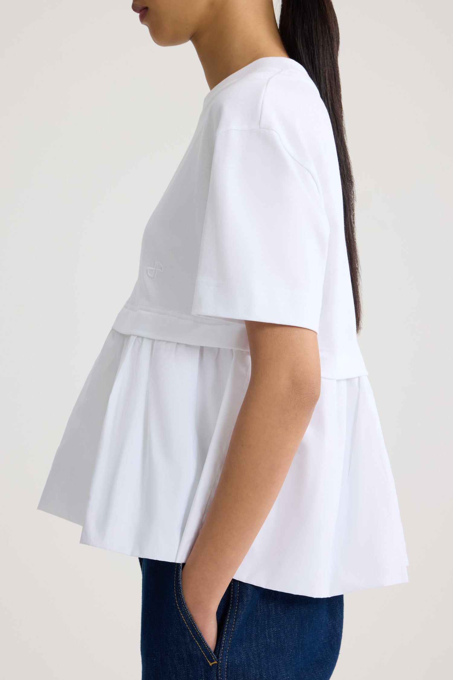 Patou - オーガニックコットン＆ファイユ フリルヘムTシャツ - White - ホワイトのオーガニックコットン製Tシャツ。厚めのジャージー素材。コントラストカラーのファイユヘムを配したミックスメディアデザイン。クルーネック。胸元にJPモノグラム刺繍。ウエストにシャーリング。