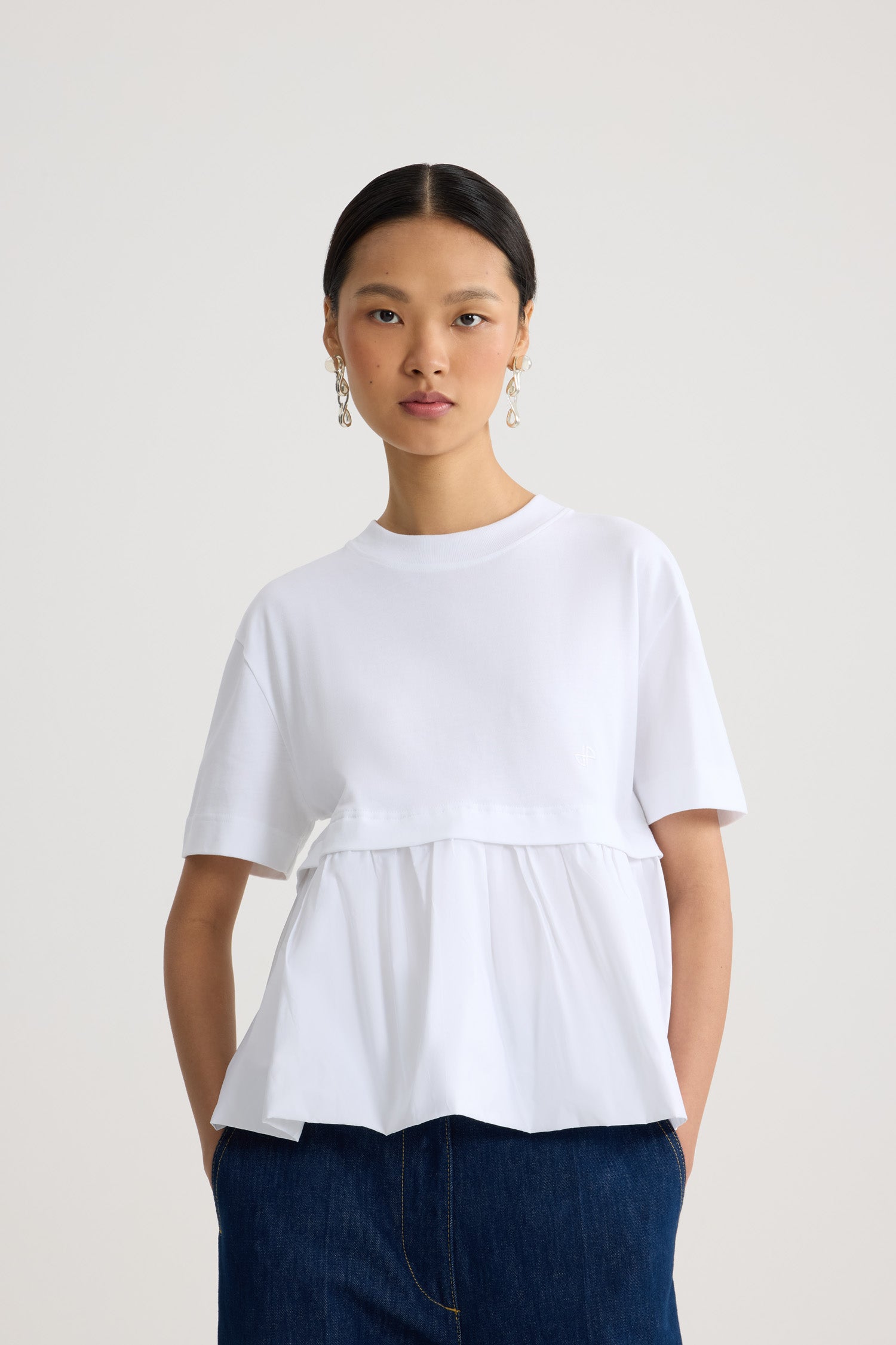 Patou - オーガニックコットン＆ファイユ フリルヘムTシャツ - White - ホワイトのオーガニックコットン製Tシャツ。厚めのジャージー素材。コントラストカラーのファイユヘムを配したミックスメディアデザイン。クルーネック。胸元にJPモノグラム刺繍。ウエストにシャーリング。