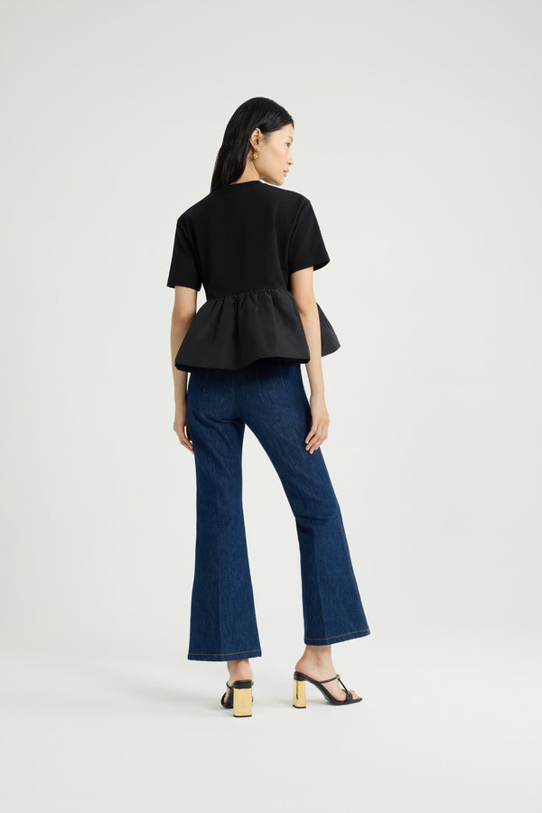 Patou - 오가닉 코튼 및 파유 소재 러플 헴 티셔츠 - Black - 블랙 컬러의 오가닉 코튼 소재. 두툼한 저지. 믹스드 미디어 디자인, 대비를 자아내는 파유 헴. 크루넥 디자인. 가슴에 JP 모노그램 자수 장식. 허리의 루싱 디테일.