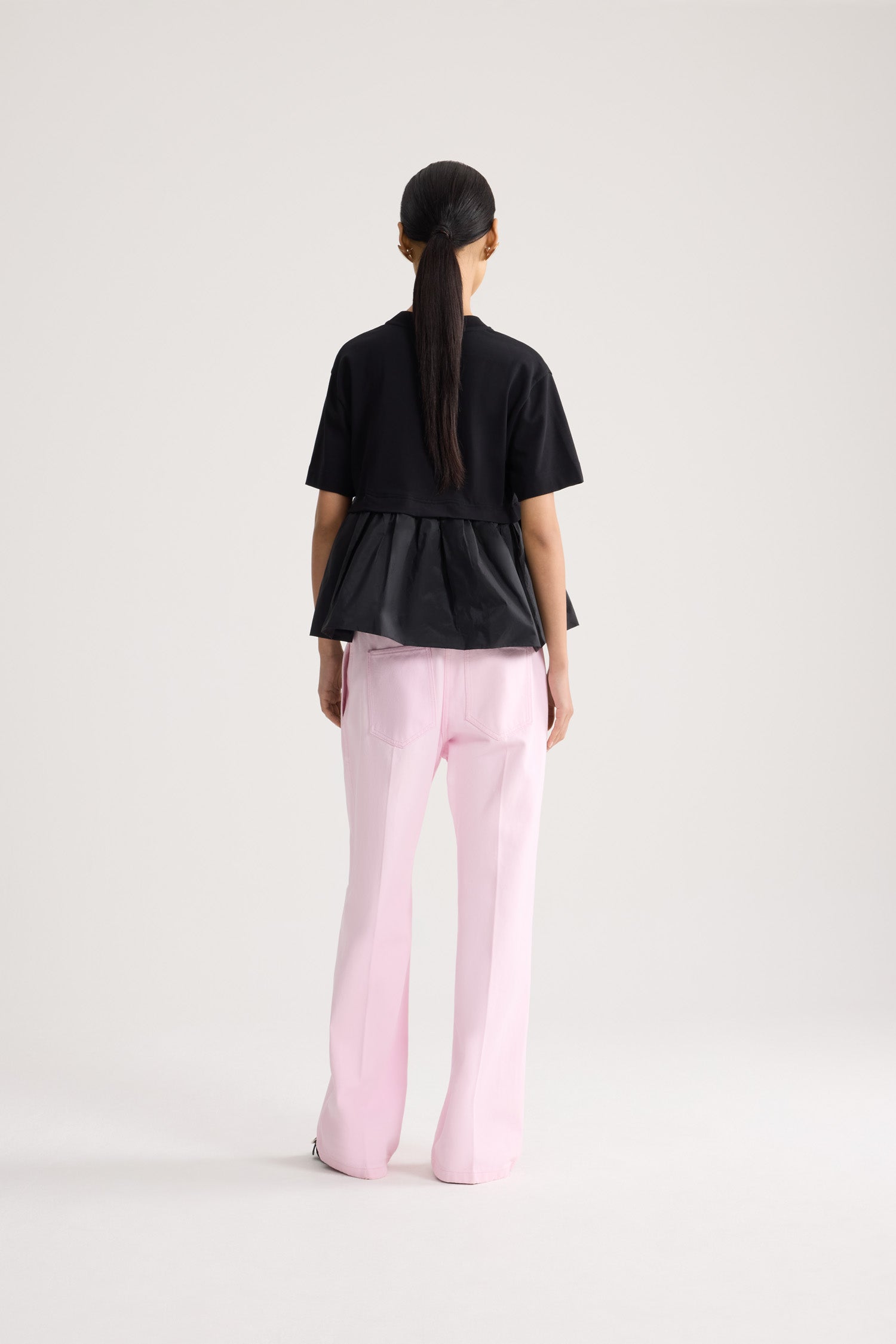 Patou - Maglietta con orlo a balza in cotone bio e faglia - Black - Maglietta in cotone bio nero. Jersey pesante. Modello ibrido con orlo a balza in faglia. Collo tondo. Monogramma JP calligrafia ricamato sul petto. Arricciatura in vita.