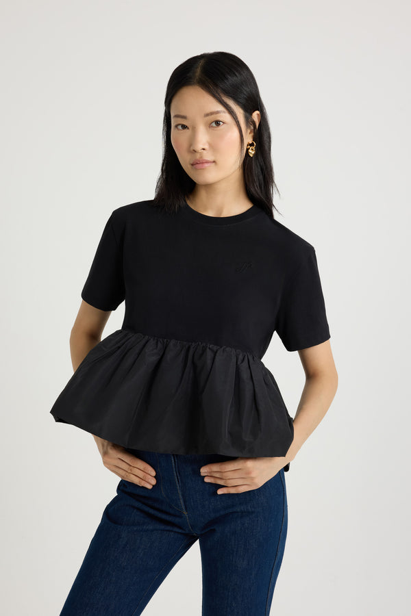 Patou - 오가닉 코튼 및 파유 소재 러플 헴 티셔츠 - Black - 블랙 컬러의 오가닉 코튼 소재. 두툼한 저지. 믹스드 미디어 디자인, 대비를 자아내는 파유 헴. 크루넥 디자인. 가슴에 JP 모노그램 자수 장식. 허리의 루싱 디테일.
