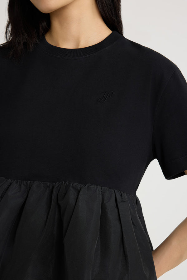 Patou - 오가닉 코튼 및 파유 소재 러플 헴 티셔츠 - Black - 블랙 컬러의 오가닉 코튼 소재. 두툼한 저지. 믹스드 미디어 디자인, 대비를 자아내는 파유 헴. 크루넥 디자인. 가슴에 JP 모노그램 자수 장식. 허리의 루싱 디테일.