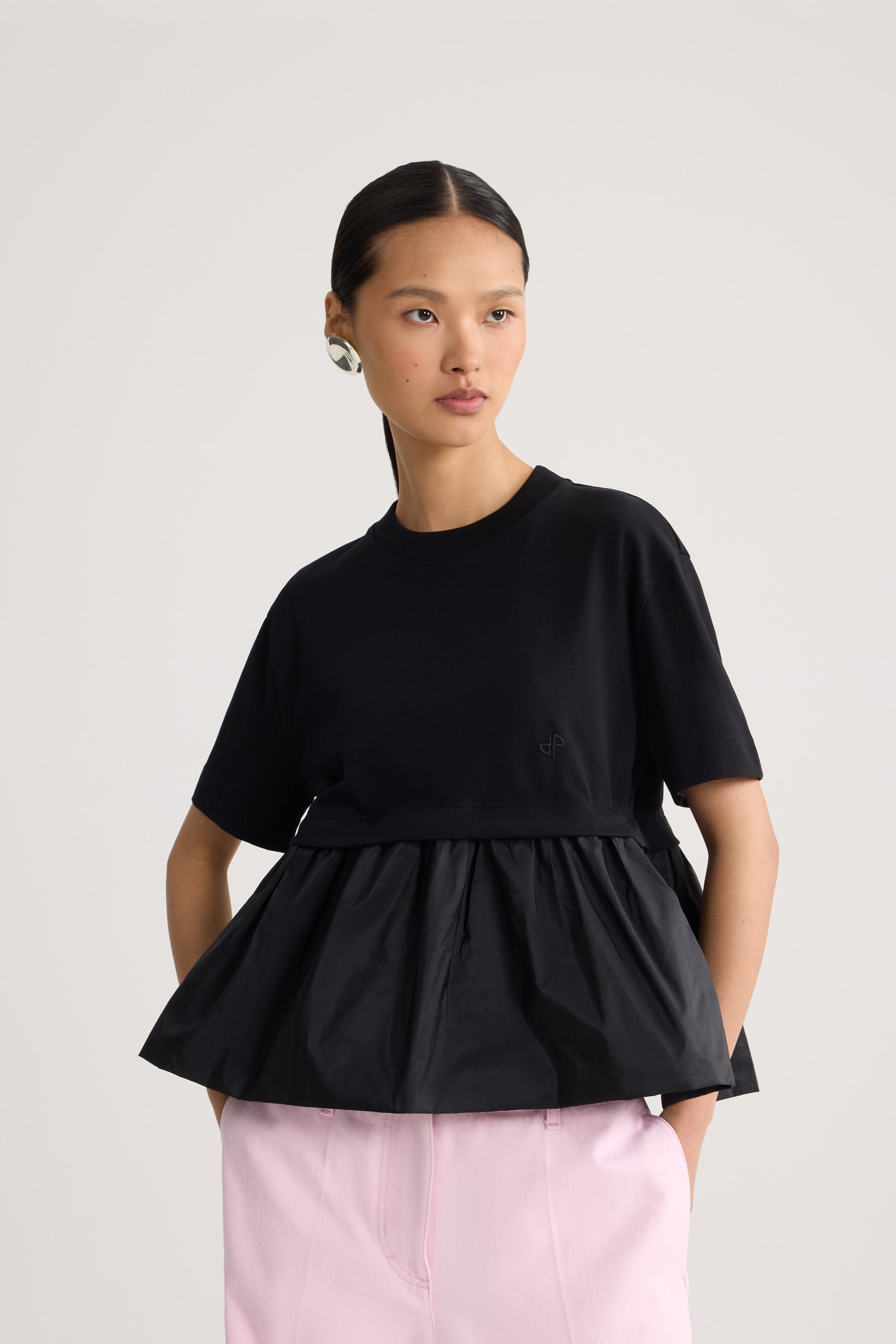 Patou - Maglietta con orlo a balza in cotone bio e faglia - Black - Maglietta in cotone bio nero. Jersey pesante. Modello ibrido con orlo a balza in faglia. Collo tondo. Monogramma JP calligrafia ricamato sul petto. Arricciatura in vita.