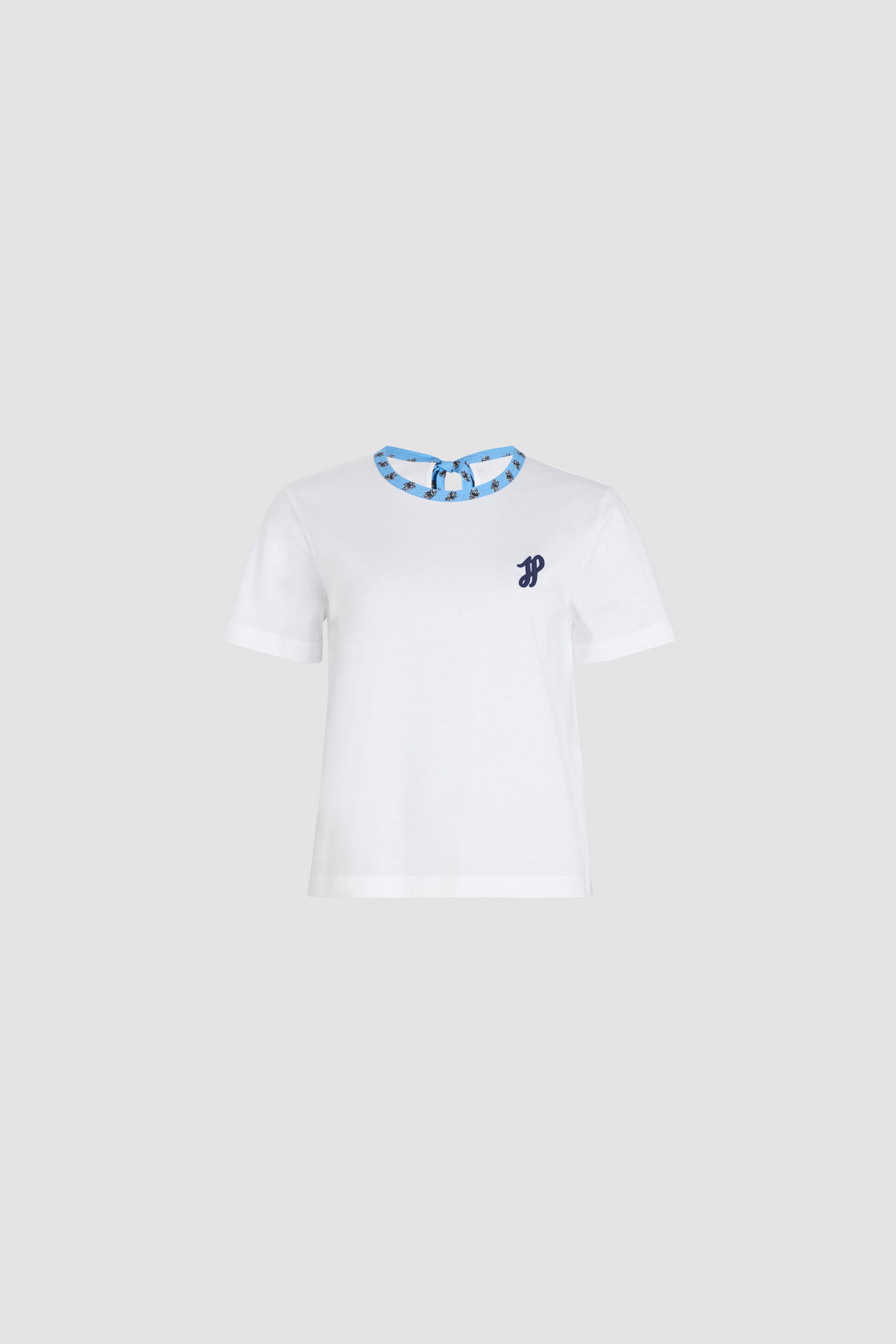 Patou - Maglietta con collo a contrasto in cotone bio - Small Provence Blue - Maglietta in cotone bio bianco. Nastro blu da allacciare sul retro, stampato con una fantasia in stile provenzale. Monogramma JP calligrafia ricamato sul petto. Apertura sul retro.