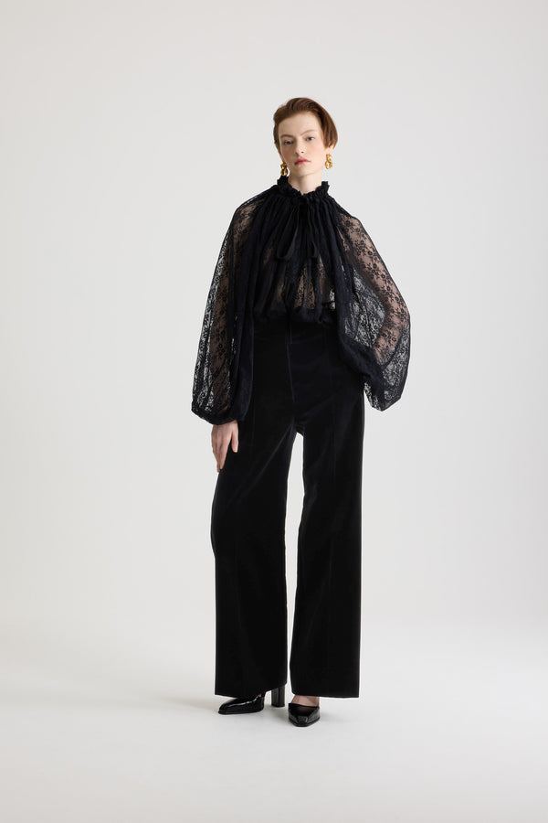 Patou - Top iconico con coulisse in jersey di pizzo - Black - Top in jersey di pizzo nero. Collo con coulisse con volant sul davanti e lacci lunghi in grosgrain. Maniche a pipistrello con polsini elasticizzati. Vita elasticizzata.