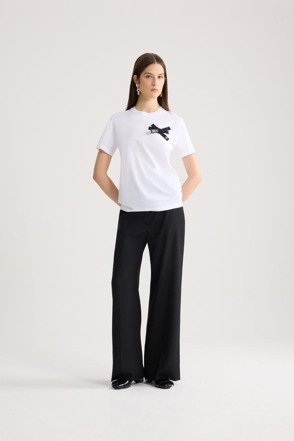 Patou - オーガニックコットン ノット Tシャツ - White - ホワイトカラーのコットン製Tシャツ。半袖。フロントにブラックカラーノットの縫いつけ。