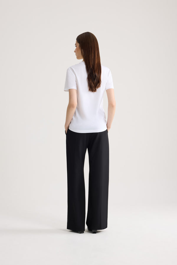 Patou - オーガニックコットン ノット Tシャツ - White - ホワイトカラーのコットン製Tシャツ。半袖。フロントにブラックカラーノットの縫いつけ。