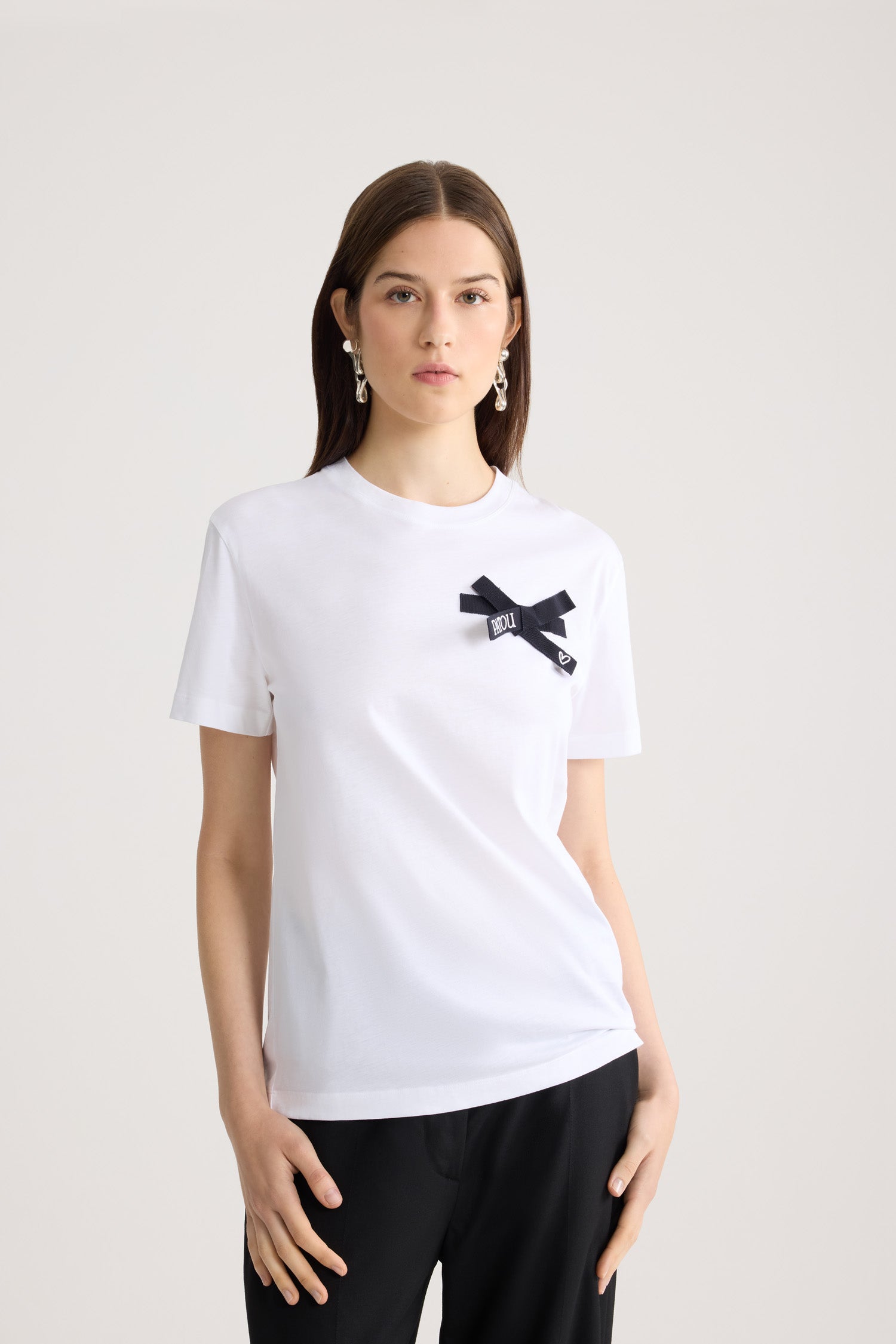 Patou - T-shirt con nodo in cotone biologico - White - T-shirt con nodo bianca. Maniche corte. Nodo nero cucito sul davanti.