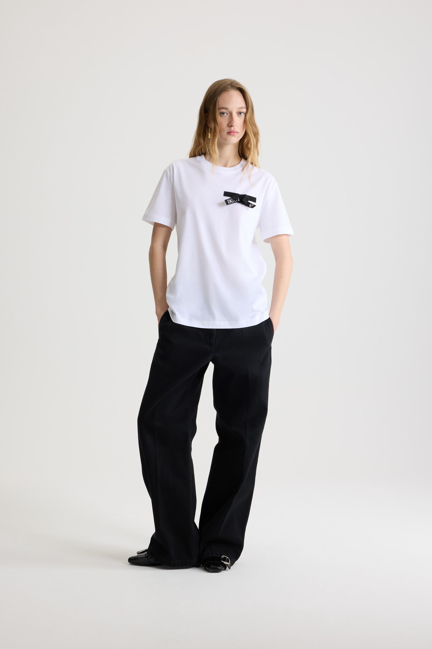 Patou - T-shirt con fiocco in cotone bio - Black - T-shirt in cotone bio bianco. Vestibilità regular. Girocollo. Fiocco in grosgrain nero sul petto con logo Patou e cuore ricamati.