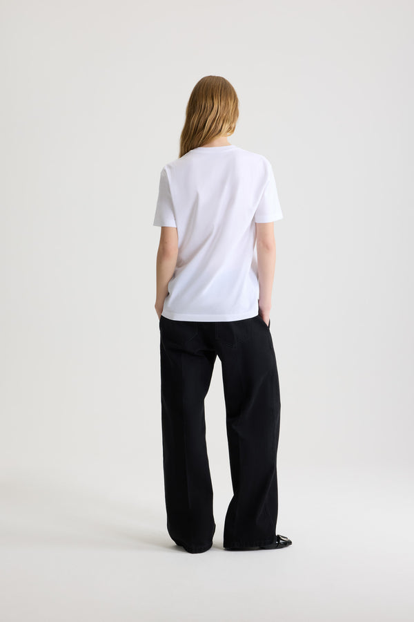 Patou - T-Shirt mit Schleife aus Bio-Baumwolle - Black - T-Shirt aus Bio-Baumwolle in Weiß. Normale Passform. Rundhalsausschnitt. Schleife aus Ripsband in Schwarz auf der Brust mit Patou Logo- und Herzstickerei.