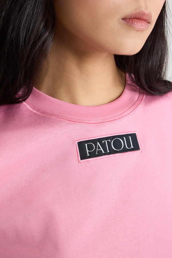 Patou - 오가닉 코튼 파투 로고 라벨 티셔츠 - Pink Pearl - 핑크 펄 컬러의 오가닉 코튼 티셔츠. 레귤러 핏. 크루넥 디자인. 앞면에 재봉된 파투 로고 라벨.