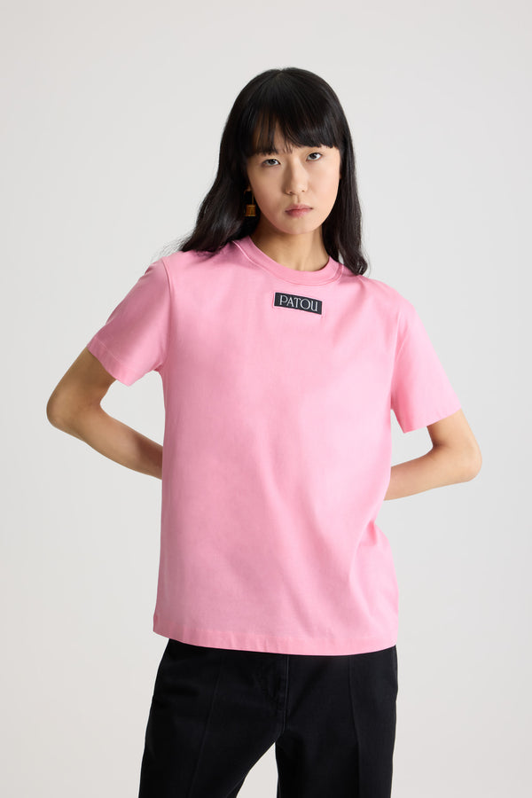 Patou - 오가닉 코튼 파투 로고 라벨 티셔츠 - Pink Pearl - 핑크 펄 컬러의 오가닉 코튼 티셔츠. 레귤러 핏. 크루넥 디자인. 앞면에 재봉된 파투 로고 라벨.