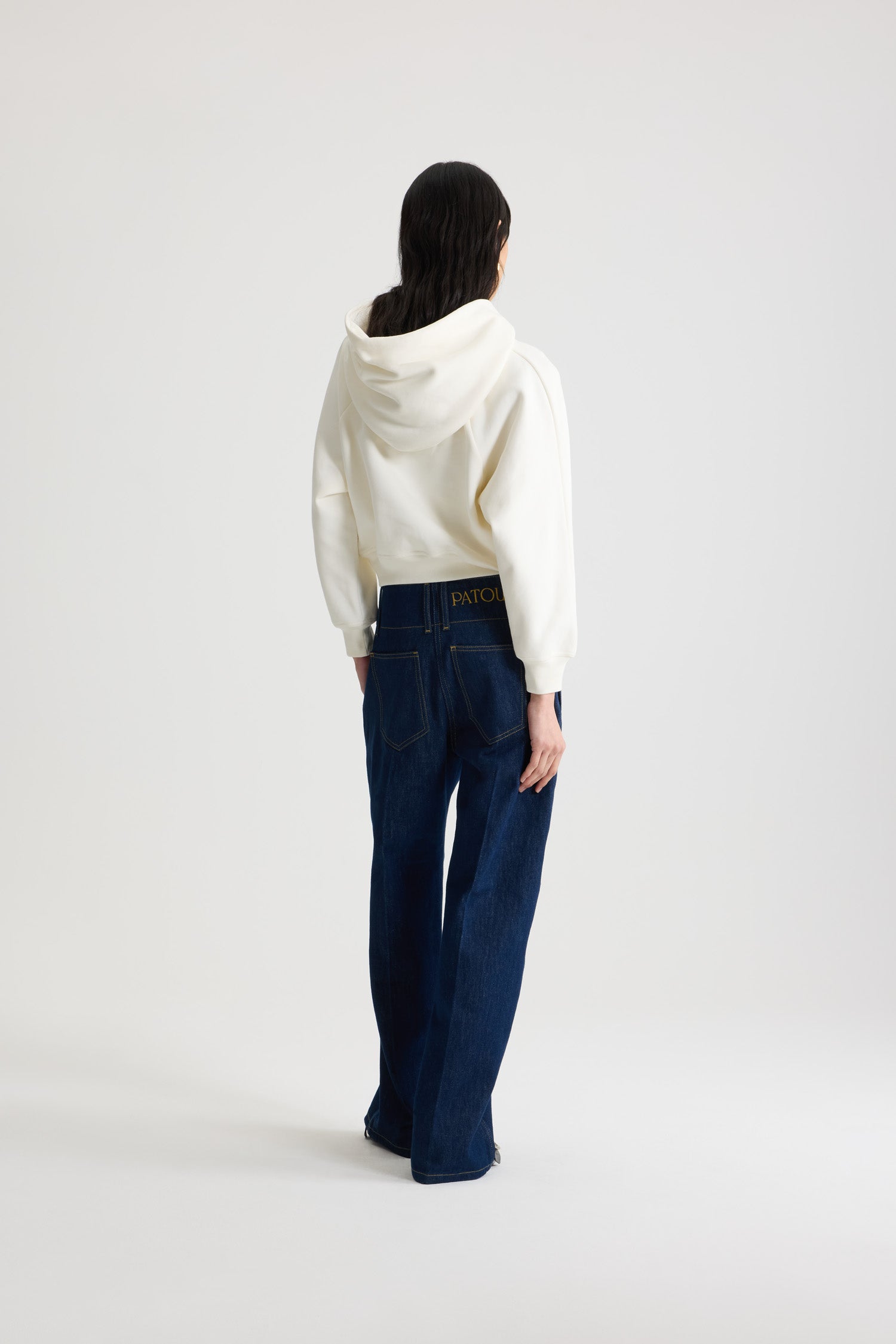 Patou - Felpa con cappuccio con logo Patou e monogramma JP in cotone bio - Snowberry White - Felpa in cotone bio Snowberry White. Modello corto. Collo con cappuccio con coulisse in grosgrain. Logo Patou e monogramma JP ricamati sul davanti. Maniche raglan. Polsini e fondo a costine.