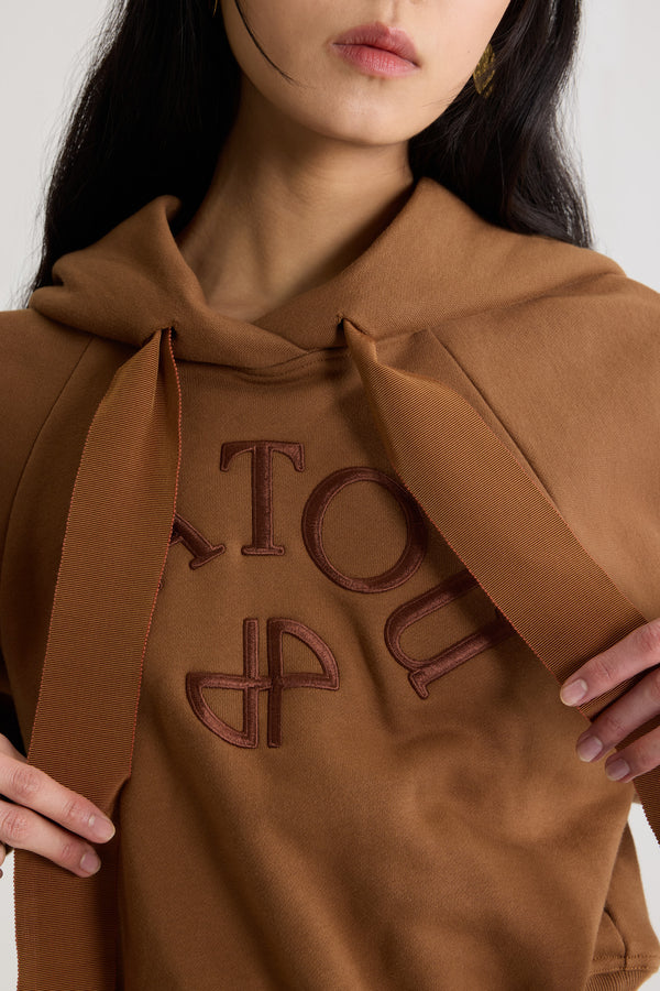 Patou - 오가닉 코튼 소재 파투 로고 및 JP 모노그램 후디 - Mahogany - 마호가니 컬러의 오가닉 코튼 스웨트셔츠. 크롭 길이. 그로그랭 드로우스트링 후드 칼라. 앞면의 JP 모노그램 및 파투 로고 자수 장식. 래글런 슬리브. 립 질감 커프스 및 헴.