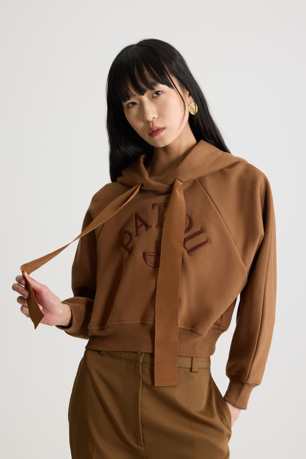 Patou - 오가닉 코튼 소재 파투 로고 및 JP 모노그램 후디 - Mahogany - 마호가니 컬러의 오가닉 코튼 스웨트셔츠. 크롭 길이. 그로그랭 드로우스트링 후드 칼라. 앞면의 JP 모노그램 및 파투 로고 자수 장식. 래글런 슬리브. 립 질감 커프스 및 헴.