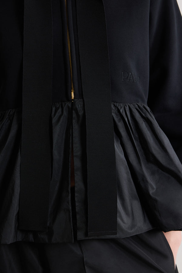 Patou - 오가닉 코튼 및 파유 소재 러플 헴 집업 후디 - Black - 블랙 컬러의 오가닉 코튼 소재. 폴리에스테르 파유 러플 디테일의 페플럼 실루엣. 그로그랭 드로우스트링 후드 칼라. 양방향 골드 톤 지퍼. 앞면의 파투 로고 자수 장식.