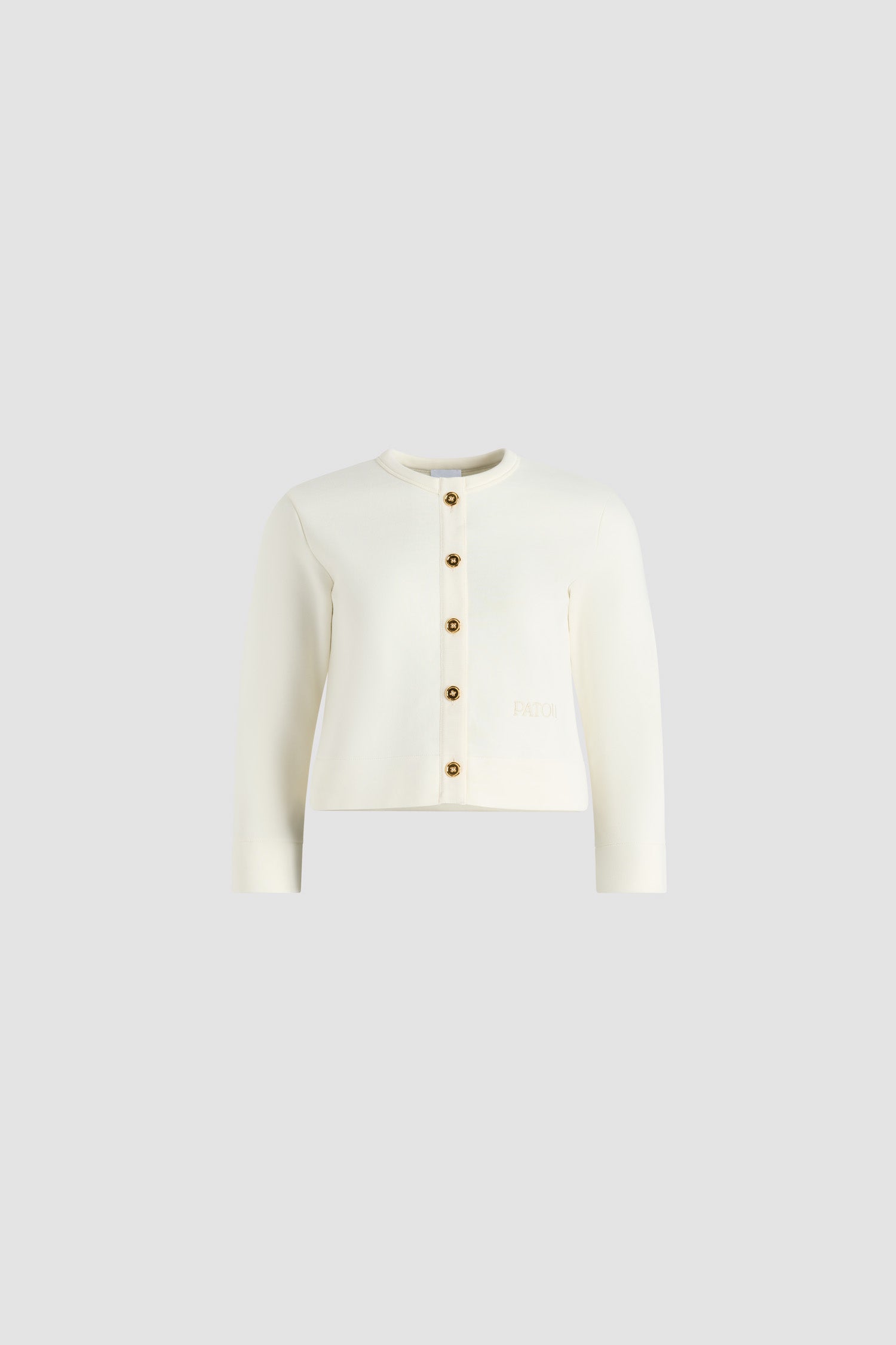 Patou - オーガニックコットンフリース カーディガン - Snowberry White - スノーベリーホワイトのオーガニックコットンフリース製カーディガン。ラウンドネック。ゴールドトーンのJP刻印入りボタンとグログランプラケット付きのボタンフロント。フロントにパトゥロゴ刺繍。