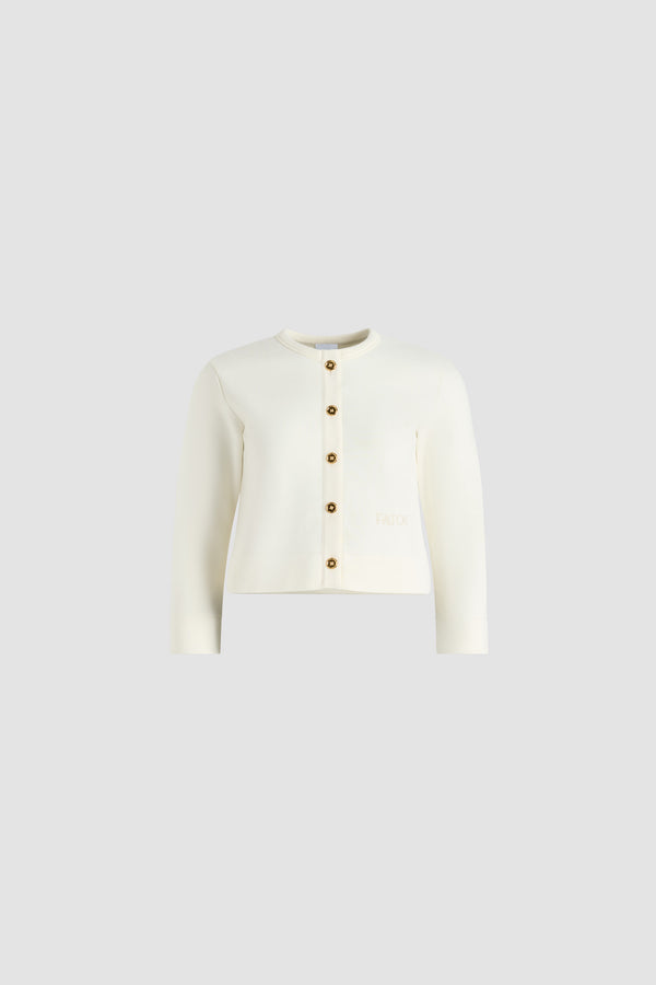 Patou - オーガニックコットンフリース カーディガン - Snowberry White - スノーベリーホワイトのオーガニックコットンフリース製カーディガン。ラウンドネック。ゴールドトーンのJP刻印入りボタンとグログランプラケット付きのボタンフロント。フロントにパトゥロゴ刺繍。