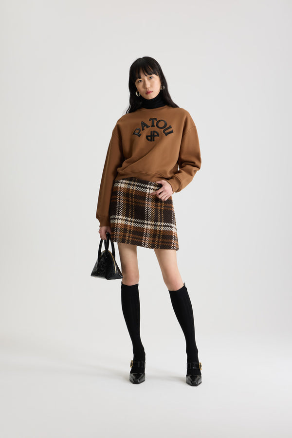 Patou - Sweatshirt mit Patou Vinyl-Logo und JP-Monogramm aus Bio-Baumwollfleece - Mahogany - Sweatshirt aus Bio-Baumwollfleece in Mahagoni-Braun. Rundhalsausschnitt. Rippung an Kragen, Ärmelabschlüssen und Saum. Kontrastierendes Patou Vinyl-Logo und JP-Monogramm vorne.